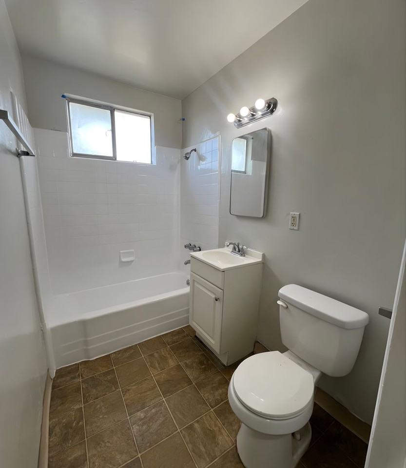1037 W 92nd St #7 - Photo 4 of 4