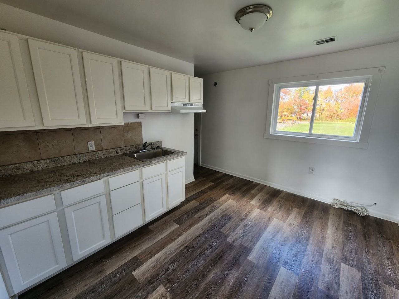 359 Sheridan Dr - Photo 3 of 8