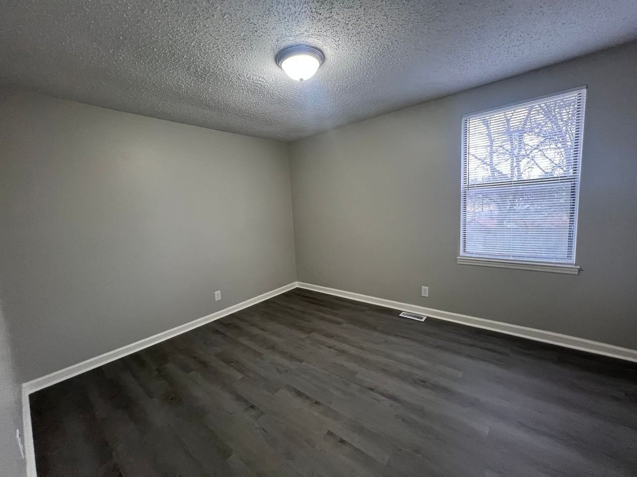 226 Greenleaf Cir - Photo 2 of 6
