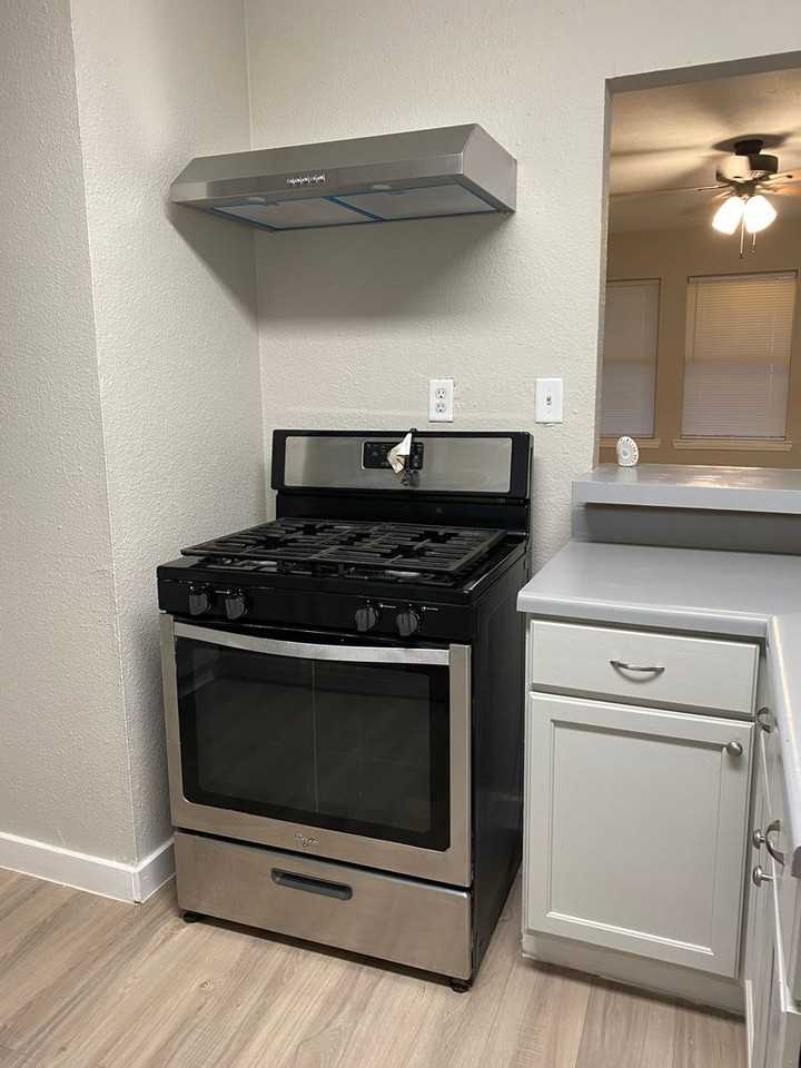 2610 Franklin Ave - Photo 3 of 8