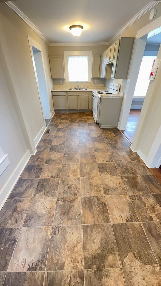 1421 Roper Ave - Photo 3 of 12