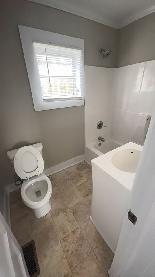 1421 Roper Ave - Photo 4 of 12