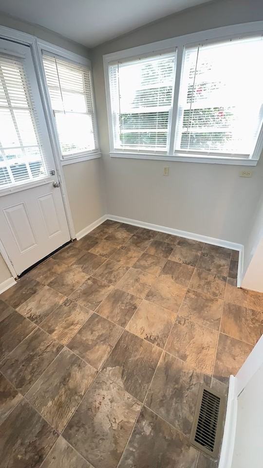 1421 Roper Ave - Photo 5 of 12