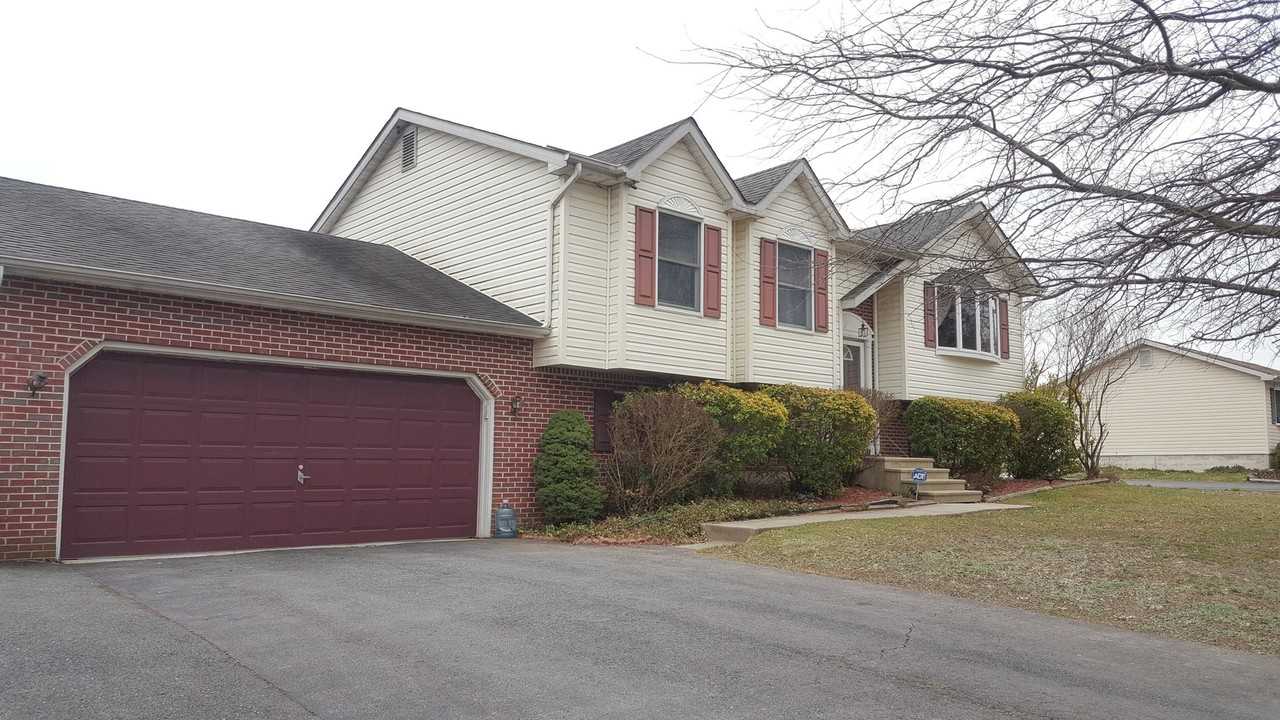 82 Maxwell Ln - Photo 2 of 14