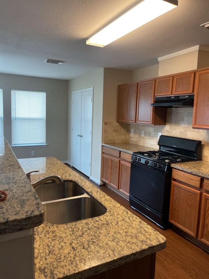 18118 Tawnas Way Ln - Photo 3 of 25