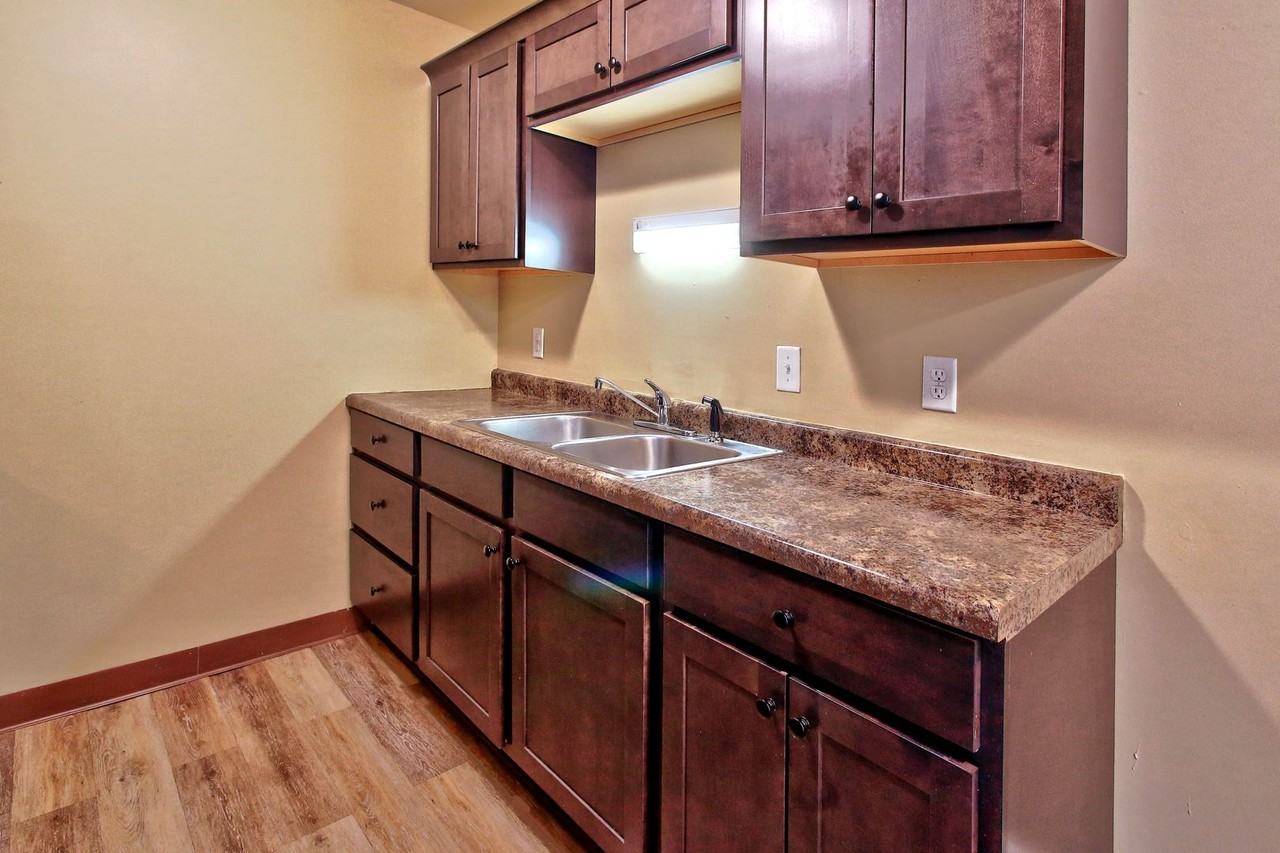 319 Oxford Ct - Photo 4 of 15