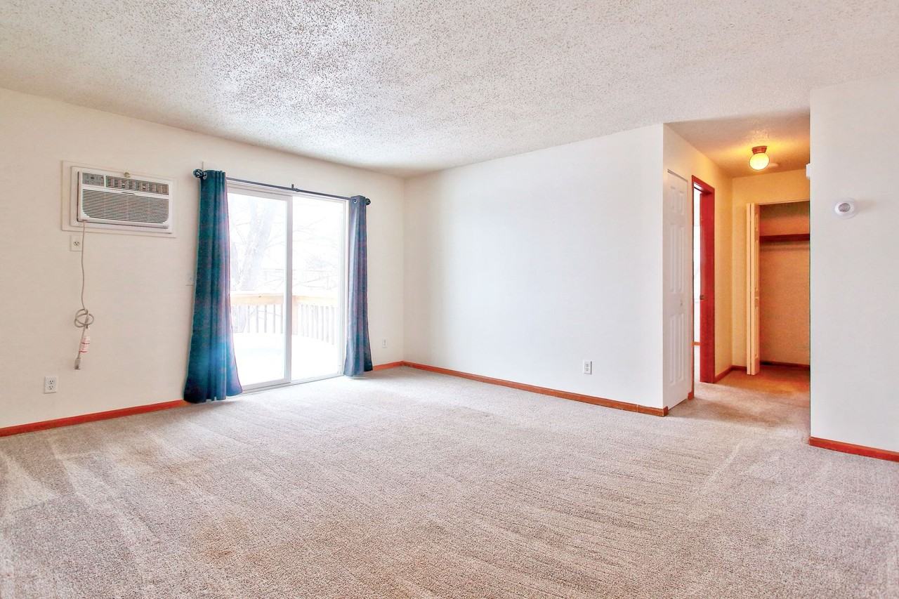 319 Oxford Ct - Photo 6 of 15