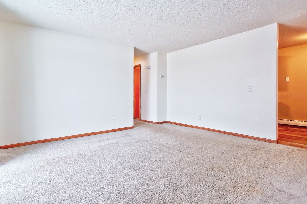 319 Oxford Ct - Photo 7 of 15