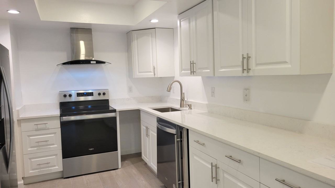 5368 Royal Palm Ave - Photo 3 of 17