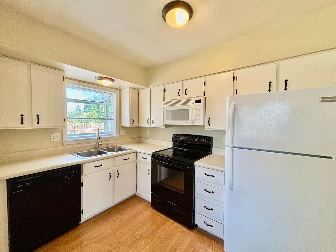 2431 W Stuart St - Photo 3 of 21