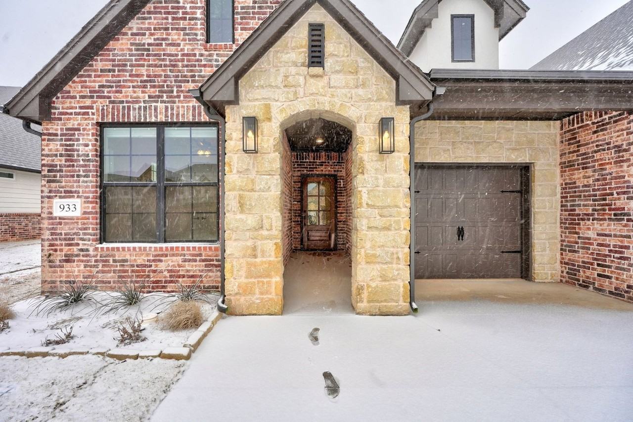 933 Kyle Dr - Photo 2 of 42