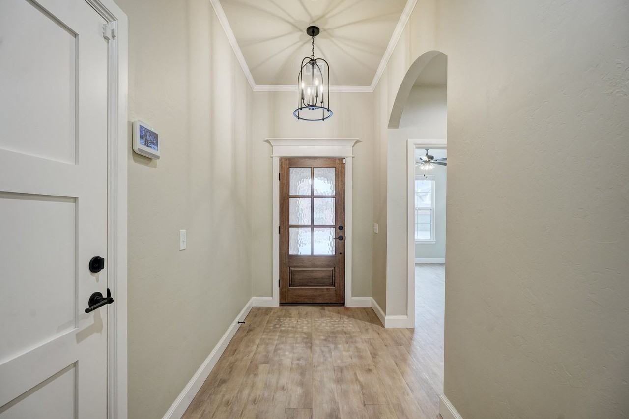 933 Kyle Dr - Photo 3 of 42