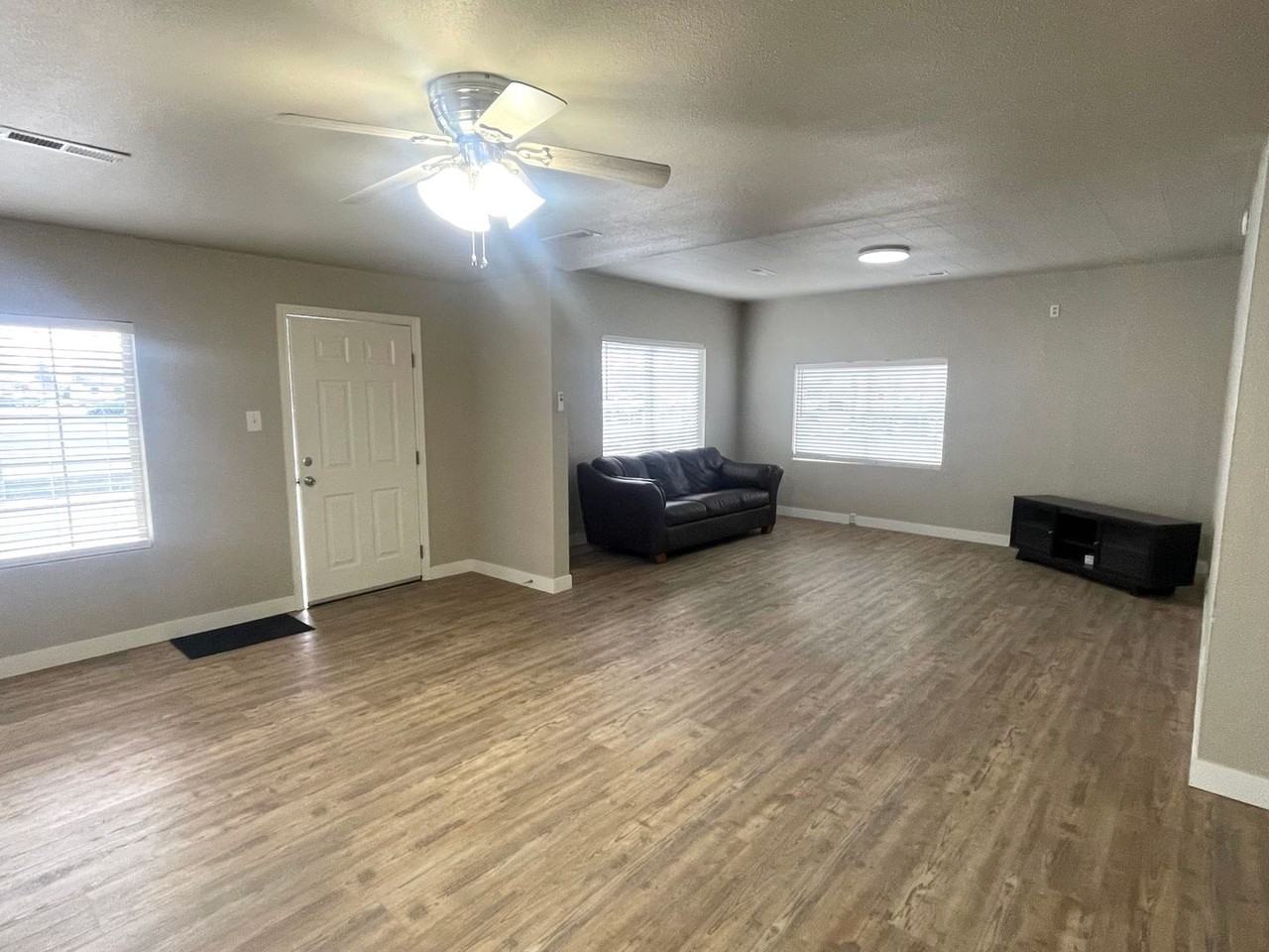 536 W Grand Ronde Ave - Photo 5 of 19