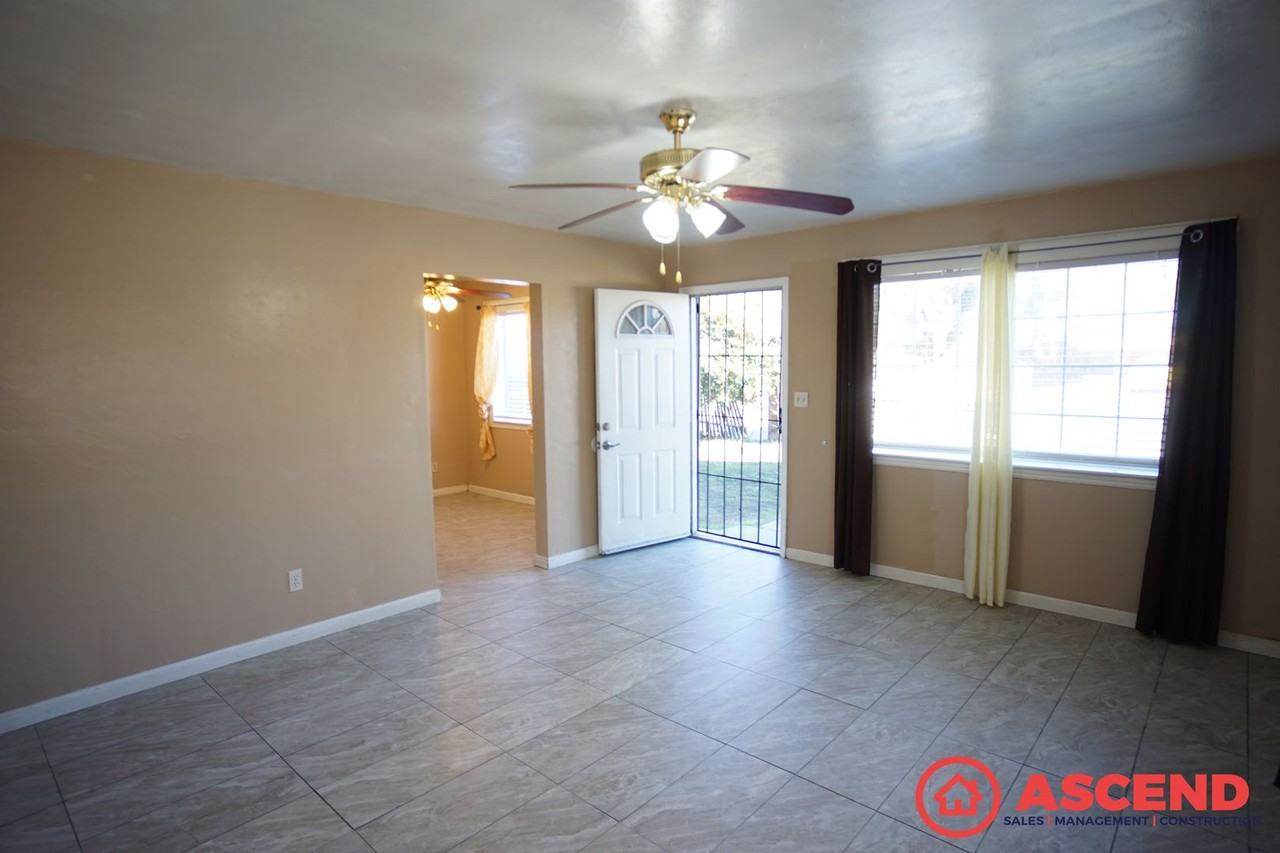 449 California Ave - Photo 3 of 10