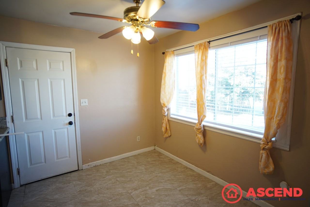 449 California Ave - Photo 4 of 10