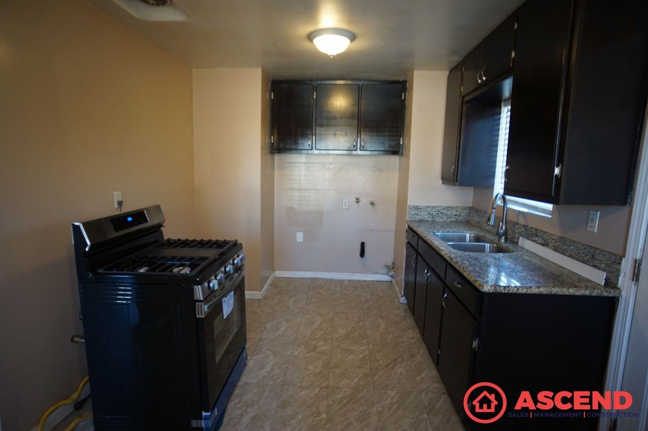 449 California Ave - Photo 6 of 10