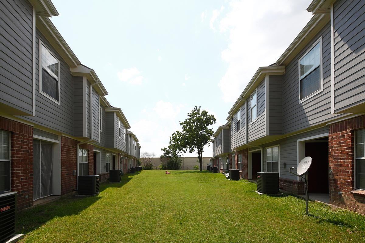 3322 Yellowstone Blvd - Photo 6 of 15