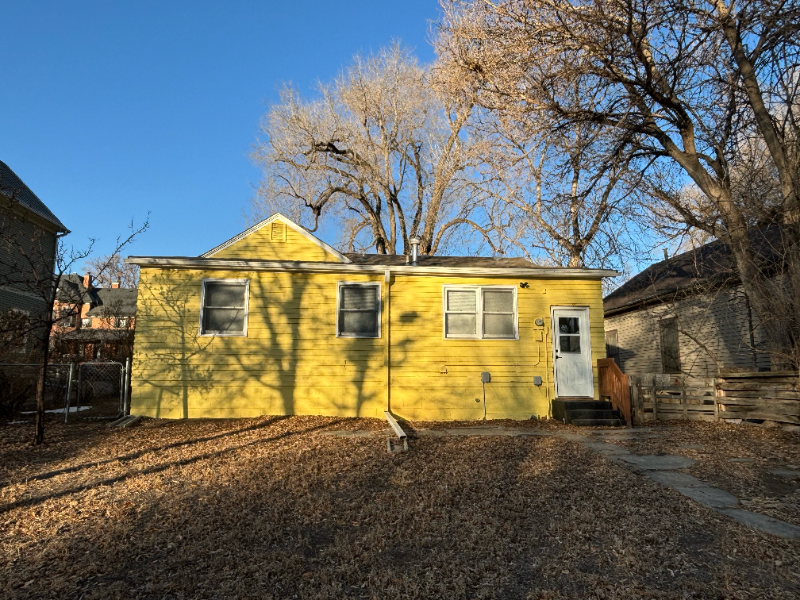 416 Peterson St - Photo 3 of 17