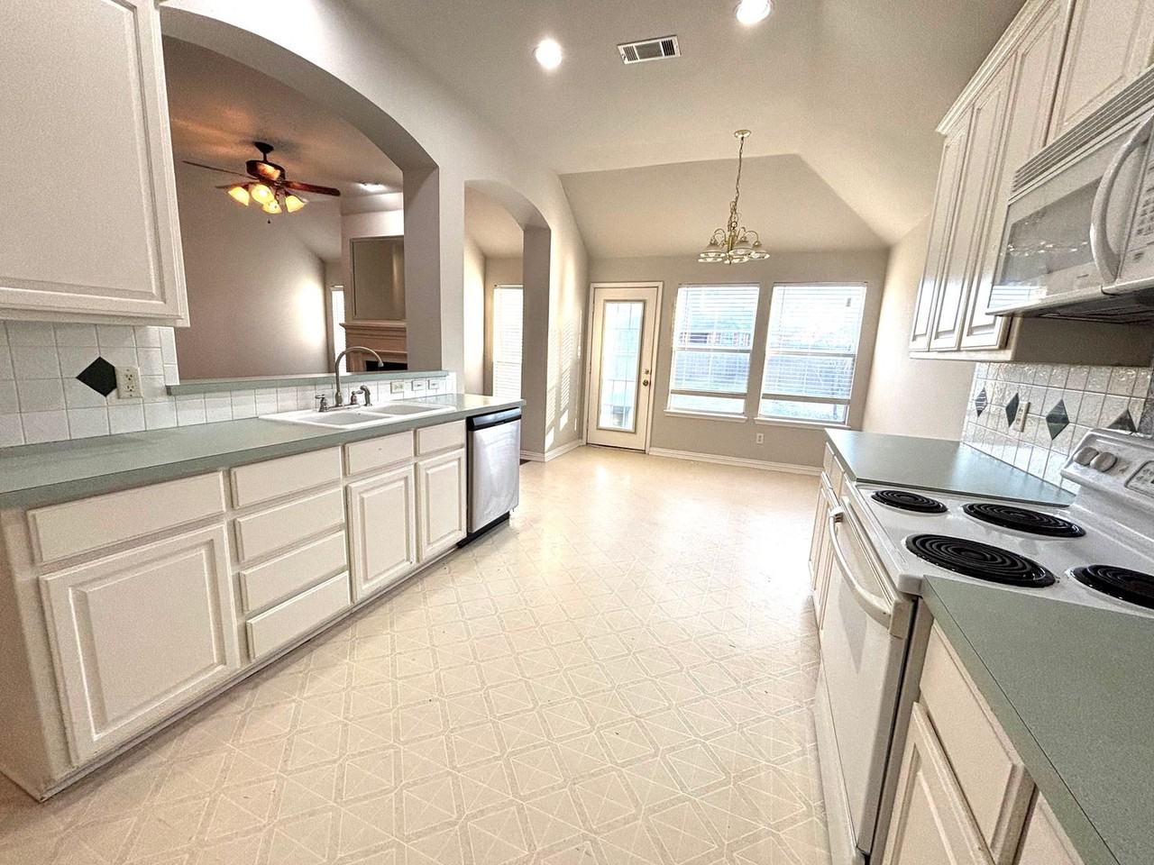 2601 Coffey Dr - Photo 6 of 29