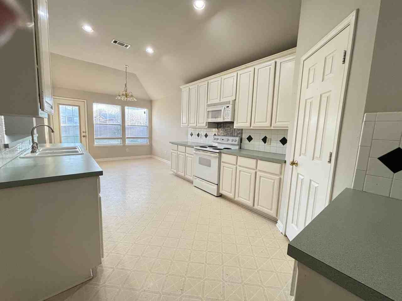 2601 Coffey Dr - Photo 7 of 29