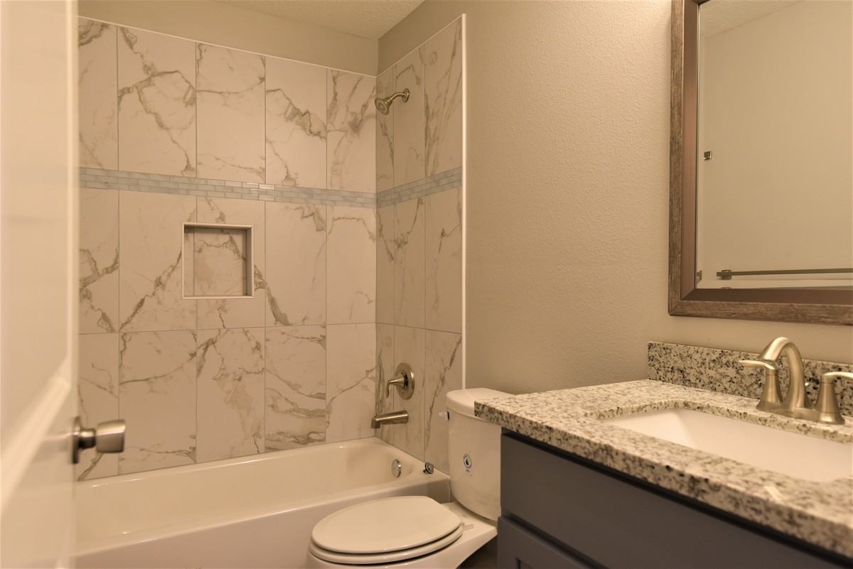 208 N 5th St #B - Photo 2 of 14