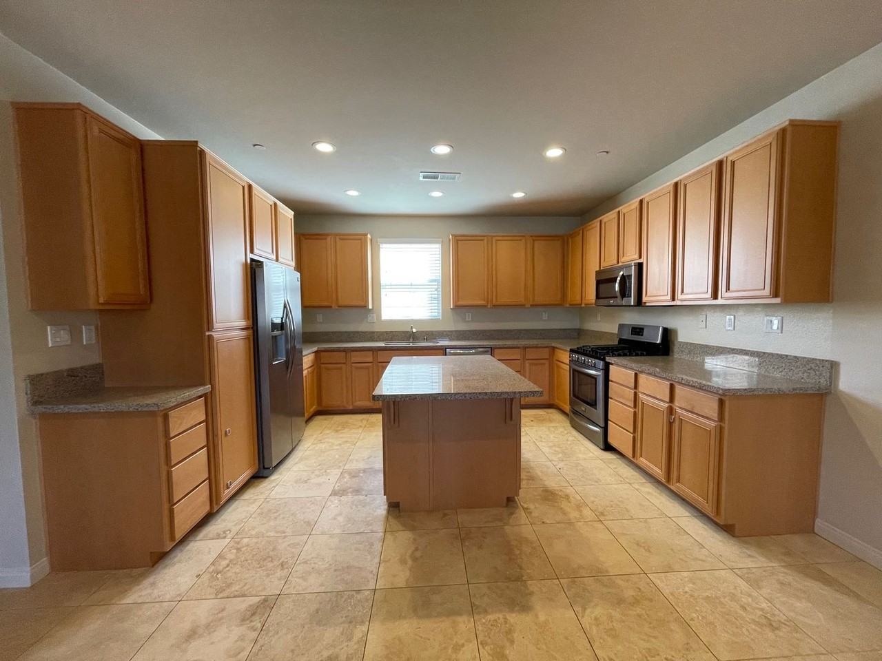 534 Camden Yards Way - Photo 3 of 17