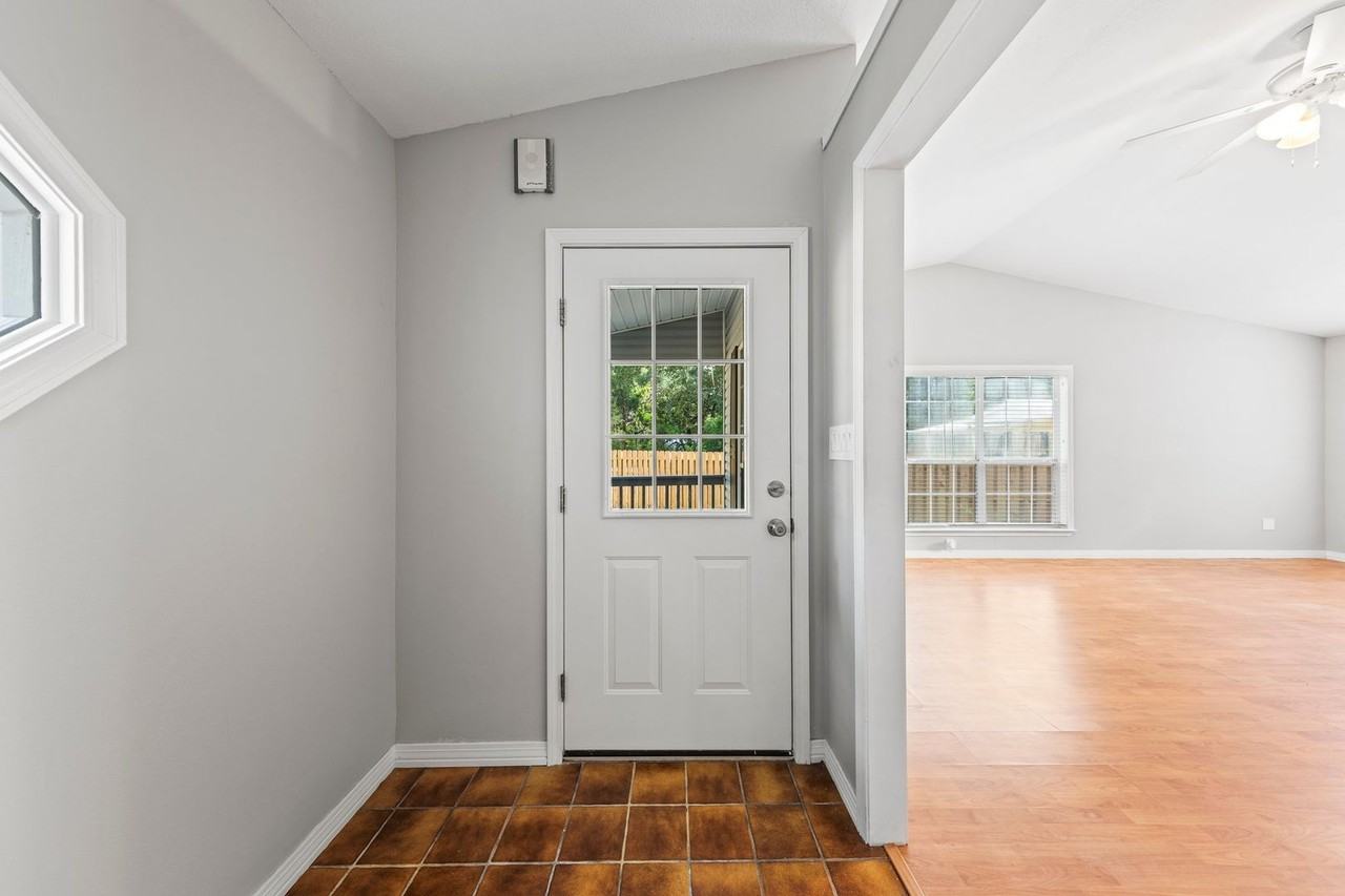 698 Persimmon St - Photo 4 of 27