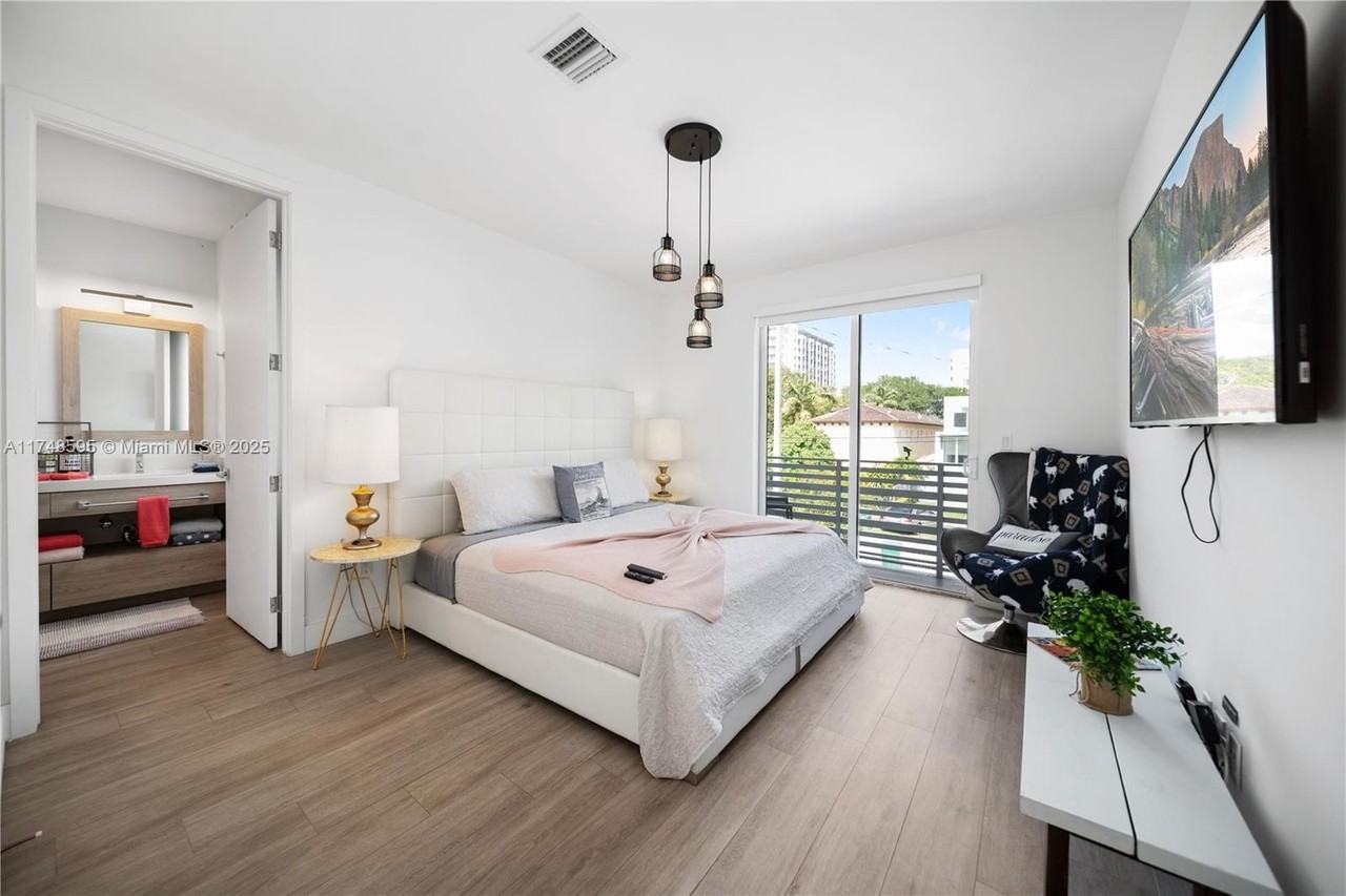 3570 Sw 23rd St #3570 - Photo 5 of 40