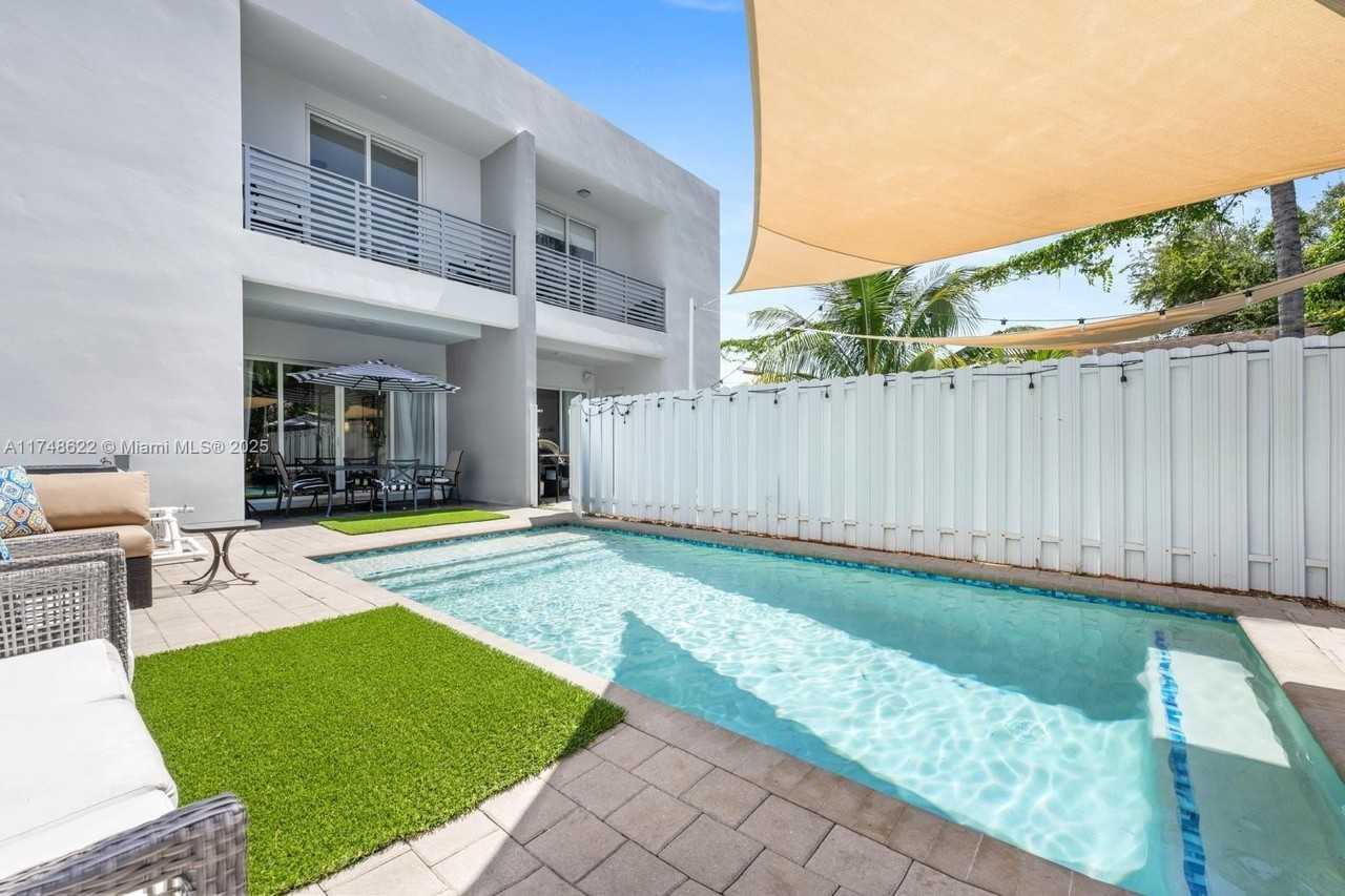 3572 Sw 23rd St #3572 - Photo 4 of 36