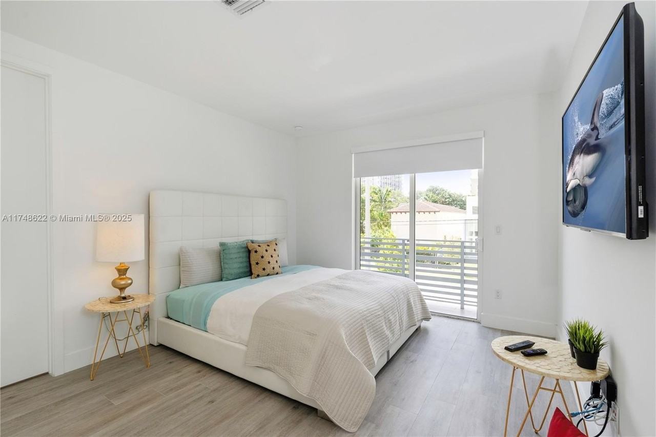 3572 Sw 23rd St #3572 - Photo 7 of 36