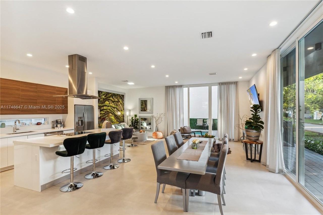 3580 Sw 23rd St #3580 - Photo 2 of 25