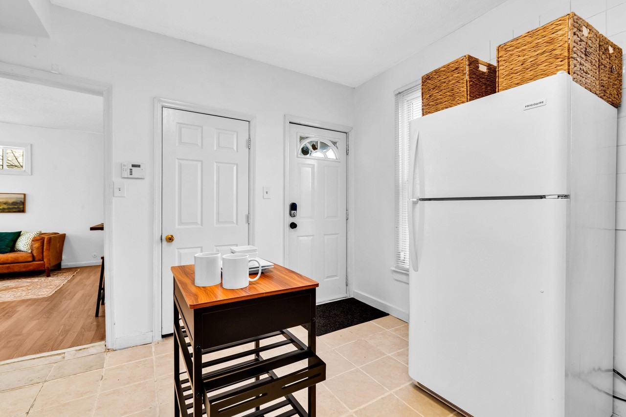 E Tompkins St - Photo 4 of 20