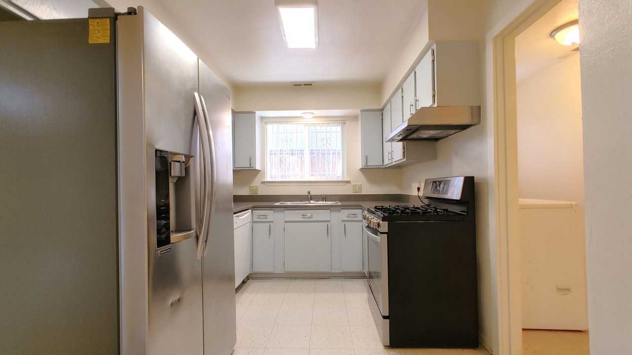 12905 Roma Ave Ne - Photo 3 of 18
