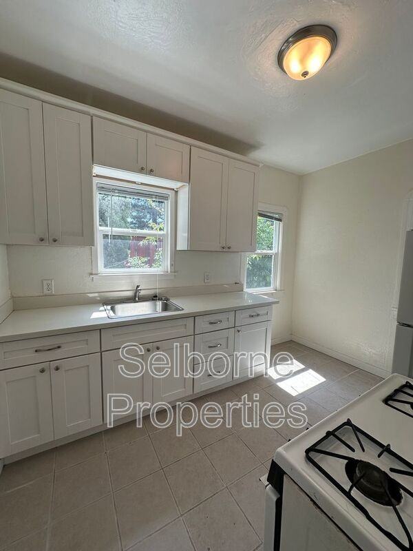 1013 E 22nd St - Photo 3 of 15