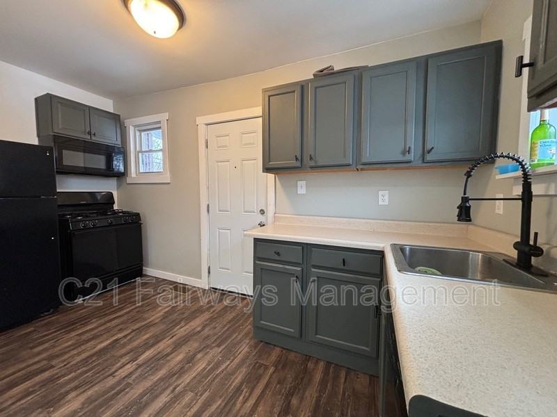 9932 Broadway St - Photo 3 of 19