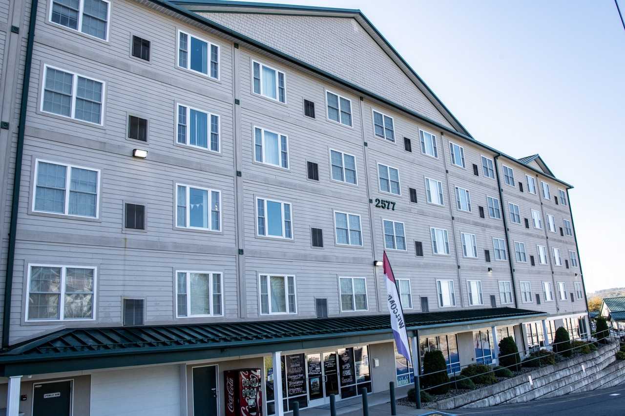 2577 University Ave - Photo 2 of 8