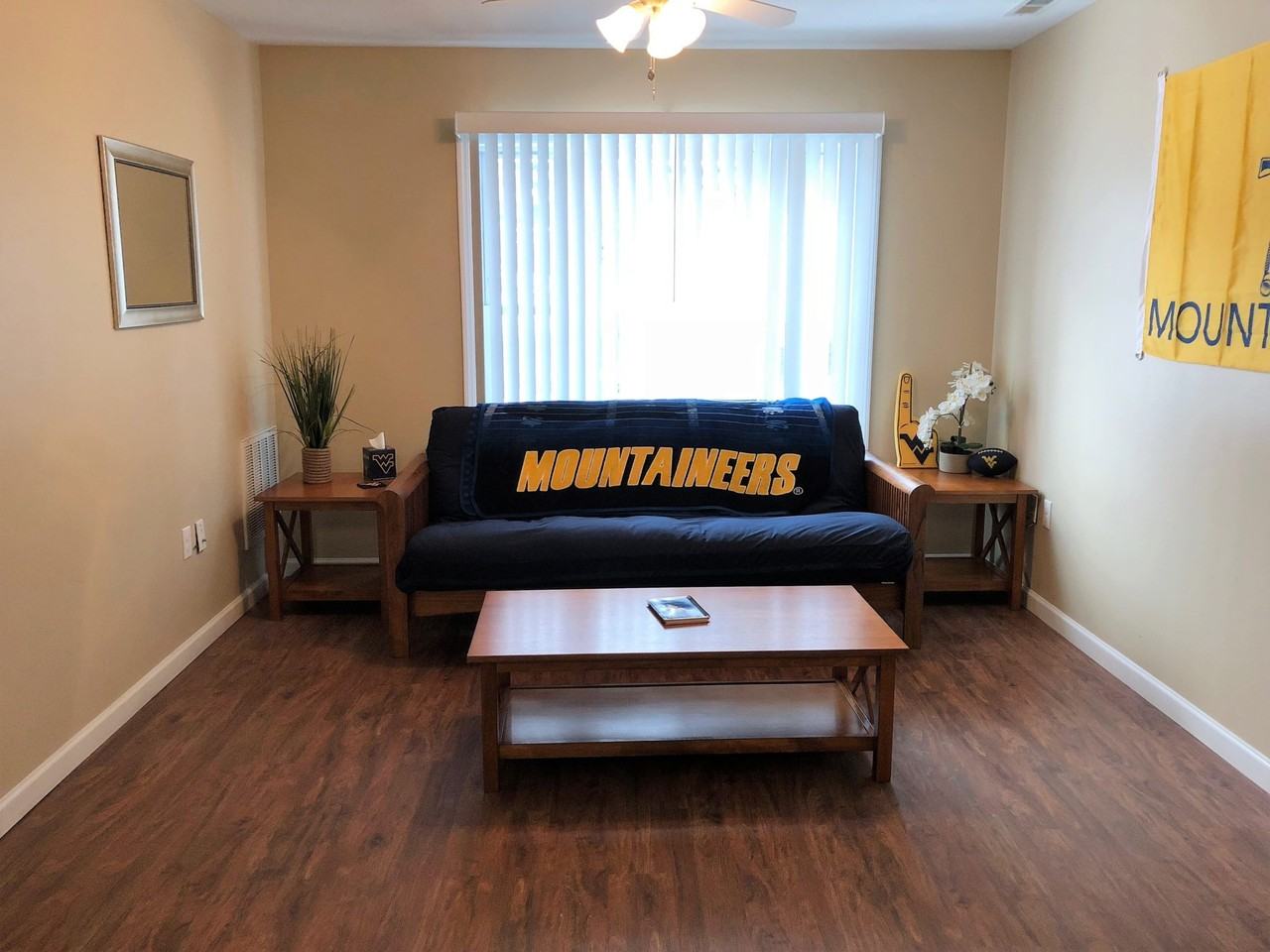 2577 University Ave - Photo 3 of 8