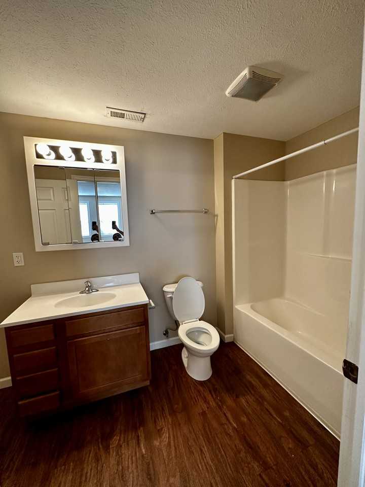 2577 University Ave - Photo 4 of 8