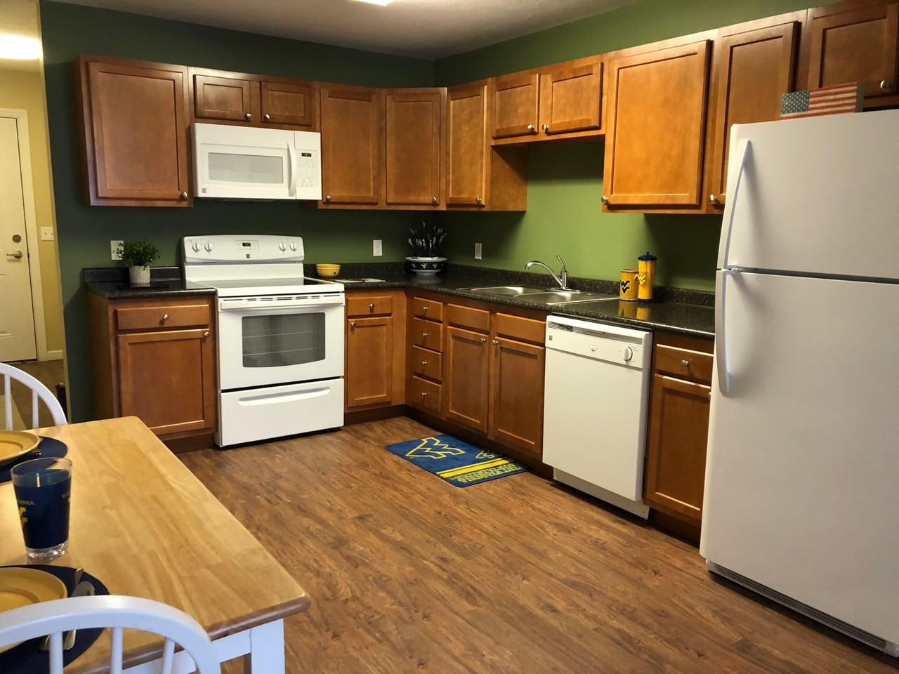 2577 University Ave - Photo 6 of 8