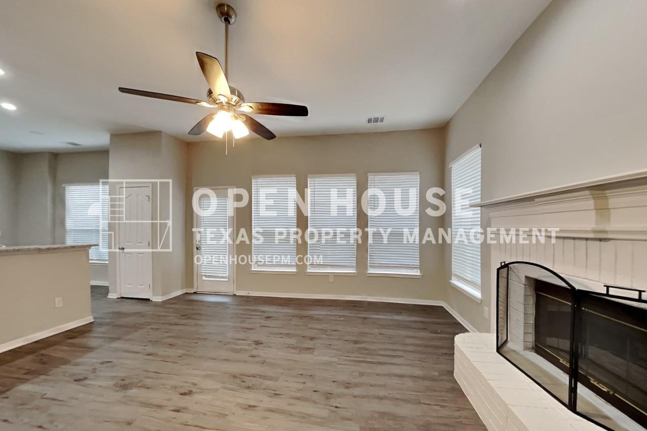 1602 Wood Ridge Ct - Photo 3 of 21