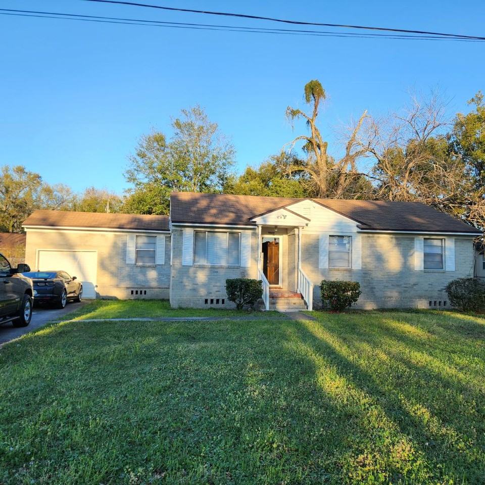 7927 Reid Ave - Photo 4 of 20