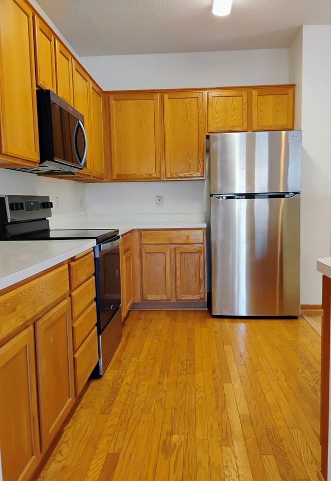 924 Trenton Ln N #924 - Photo 5 of 17