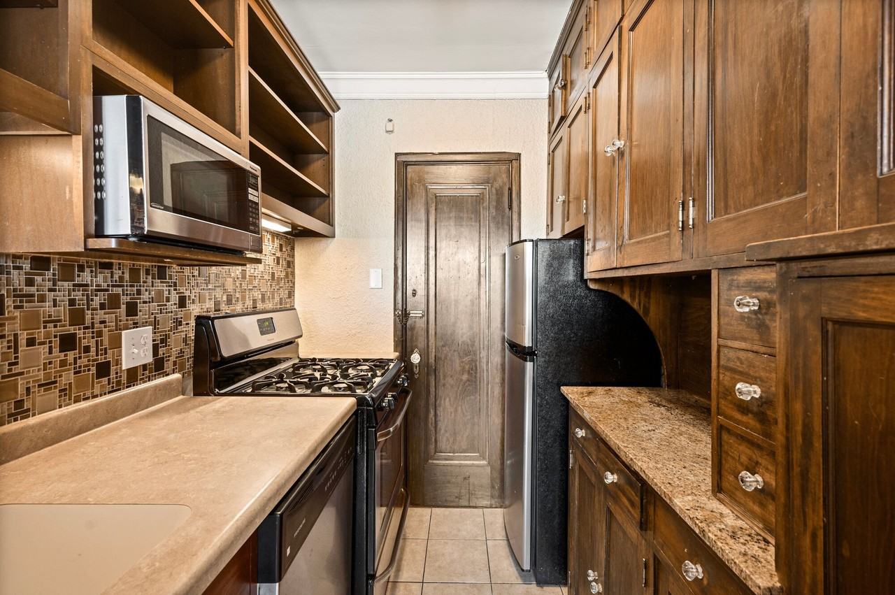 Rustic Lodge - Photo 6 of 19