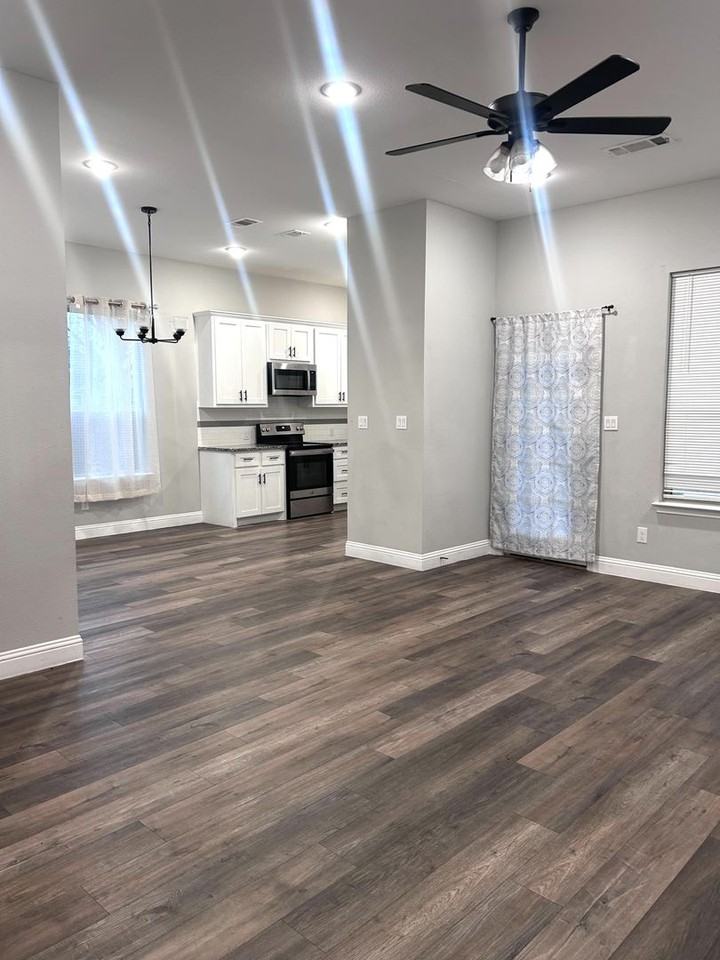 1024 Baker St - Photo 2 of 14