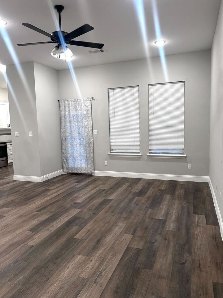 1024 Baker St - Photo 3 of 14