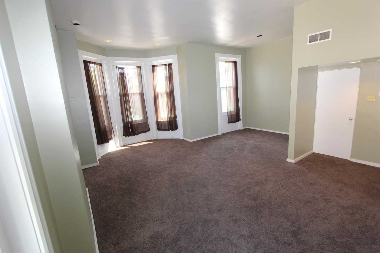 ASHLEY PLACE -- 080 - Photo 7 of 14