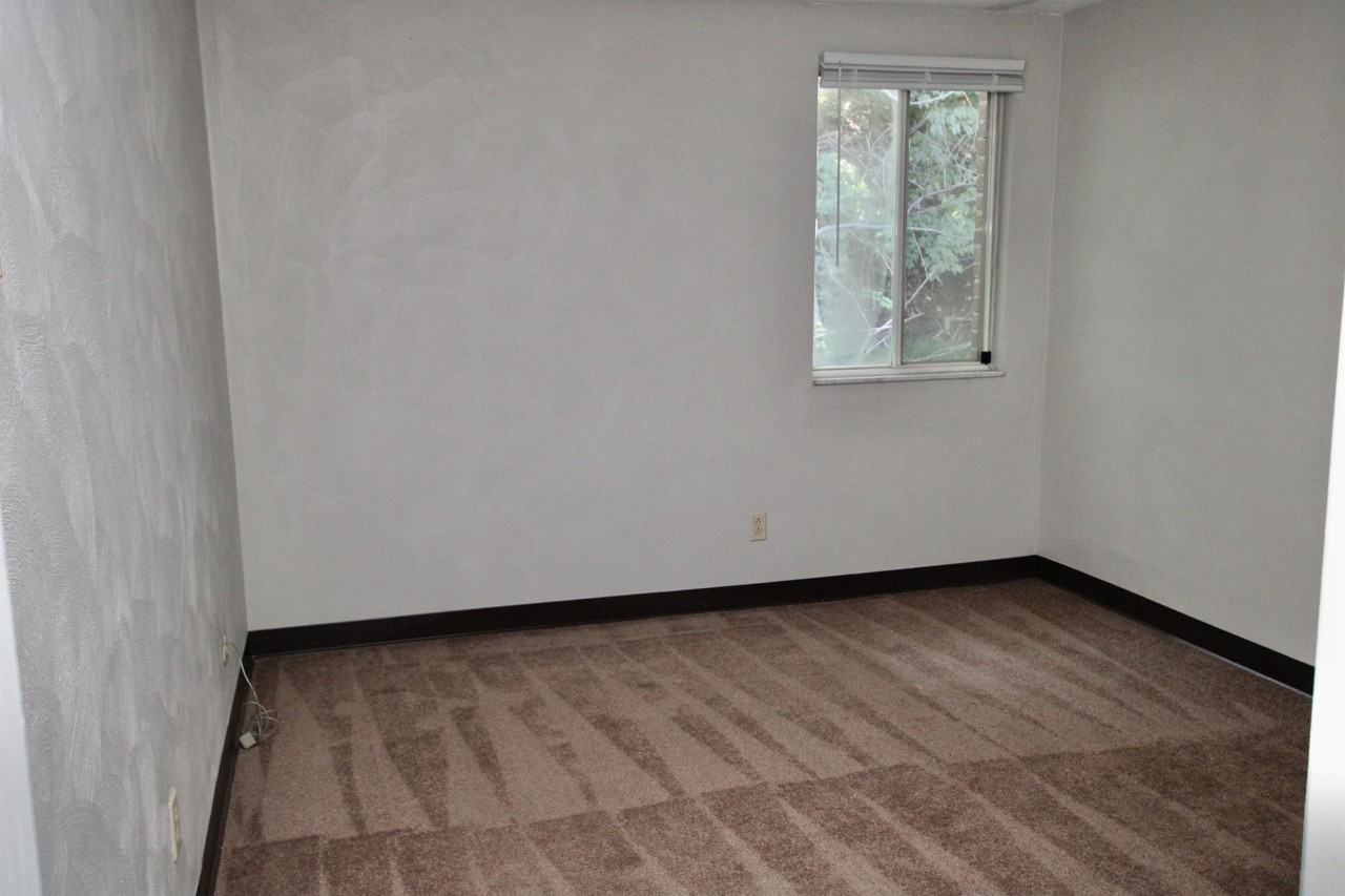 OAK MANOR -- 052 - Photo 5 of 38