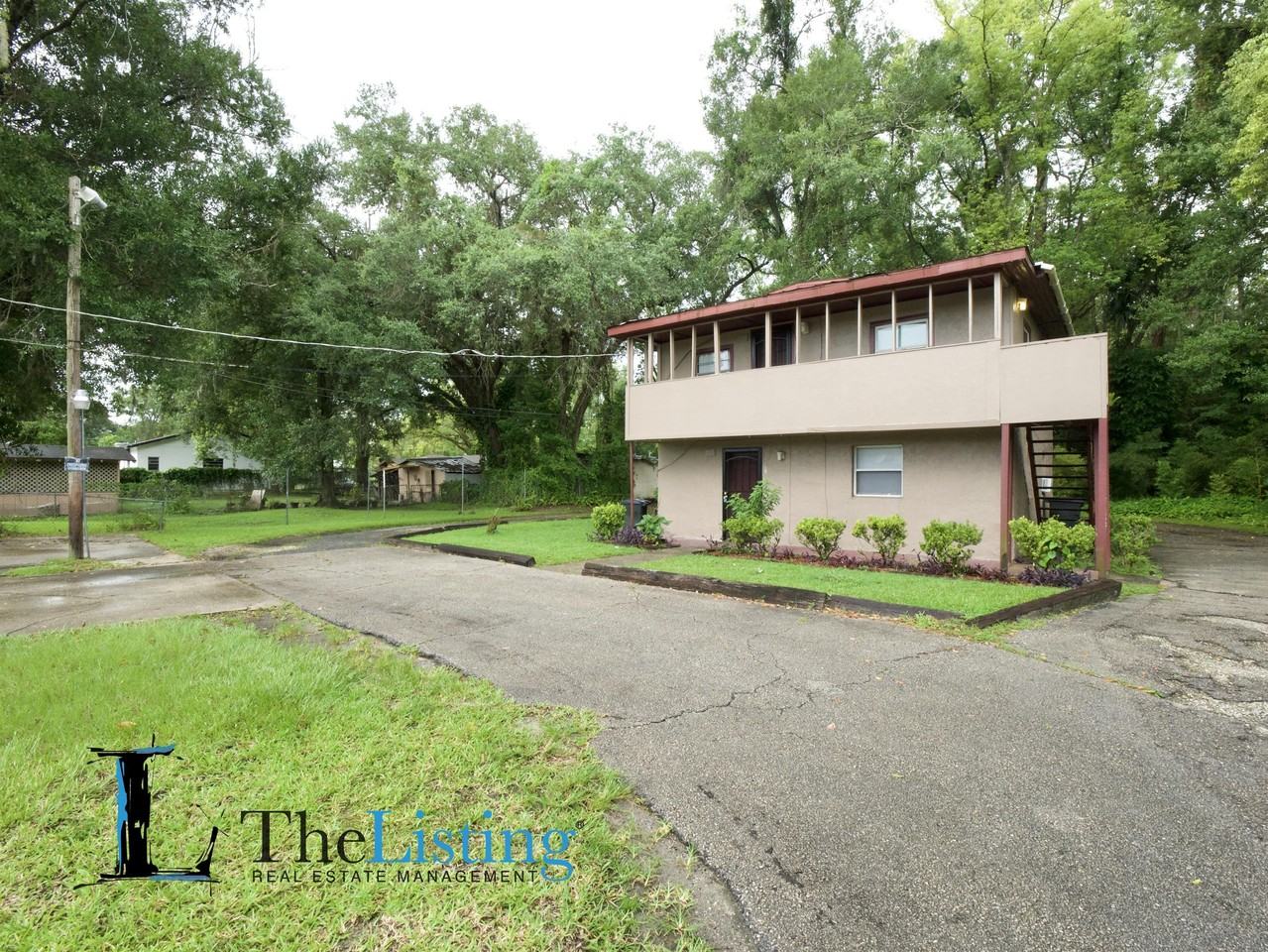 2735 Bungalow Boulevard - Photo 3 of 12