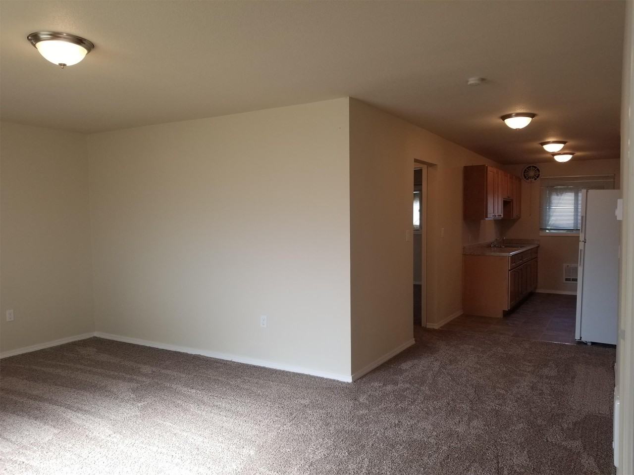 114 W. Cedar St/Gateway Apts - Photo 2 of 7