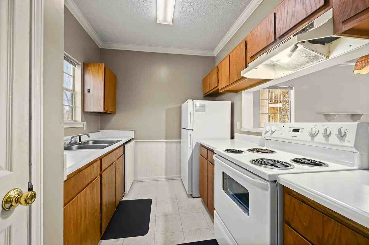 Rosedown Court - Photo 7 of 27